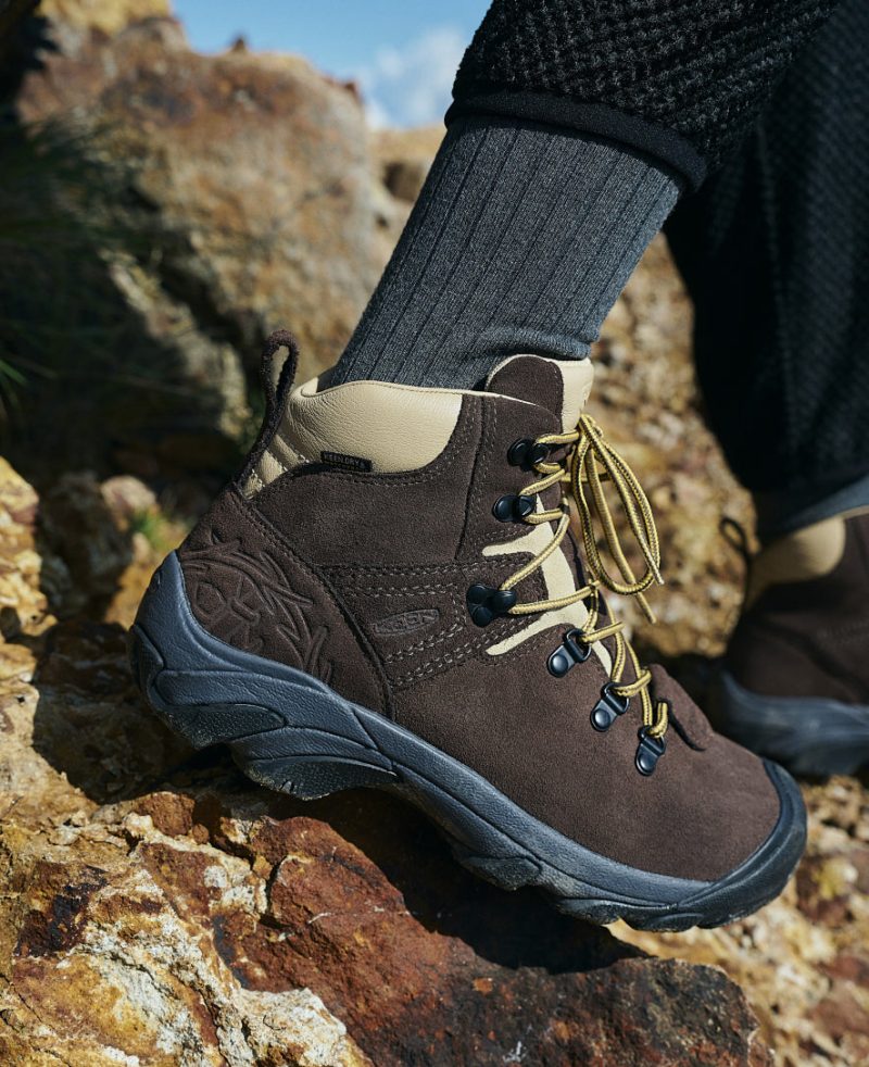 KEEN M PyreneesXMountainResearch 1029399 PDP Lifestyle Vertical 2 b1ca73fd 7fa1 44f1 b965 ff83d9030333